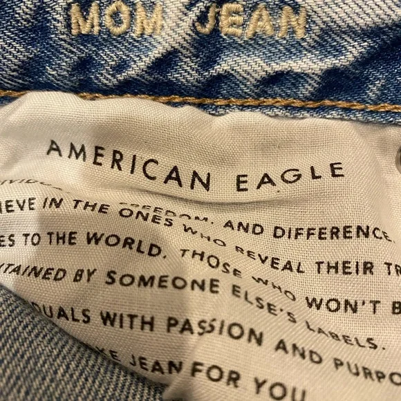 American Eagle Mom Jeans Light Wash Ripped Distressed  Size 2 short. - Picture 8 of 8